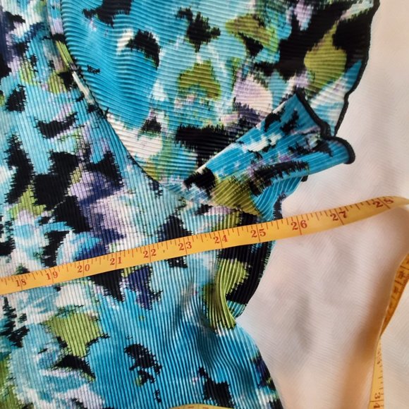 Tradition Ladies Top XL. Short sleeve.  blue and green. - Picture 7 of 9